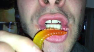 Vore Fetisch - James isst Gummi-Würmer-Video 1