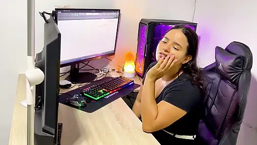 Evli kadın kocasını iş yerinde patronuyla aldatıyor