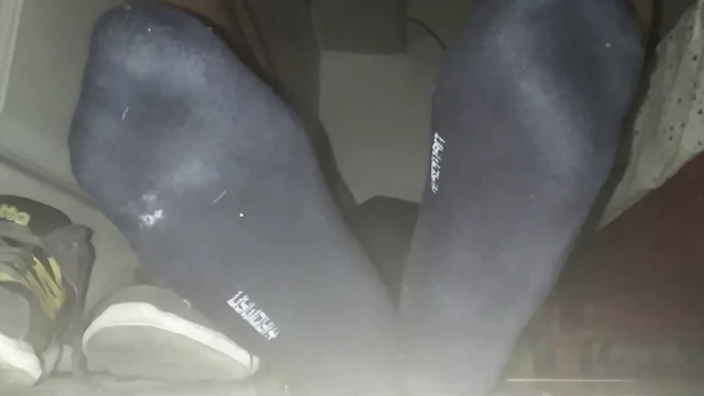 Blue sweaty socks and barefeetwith cumshot