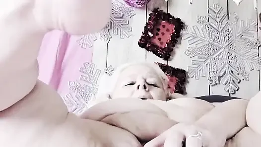 Semua lubang ibu tiri dengan butt plug ini dientot habis-habisan
