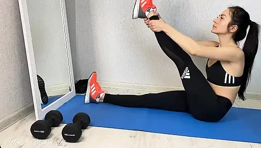 Füße necken in socken, trainer & barfuß