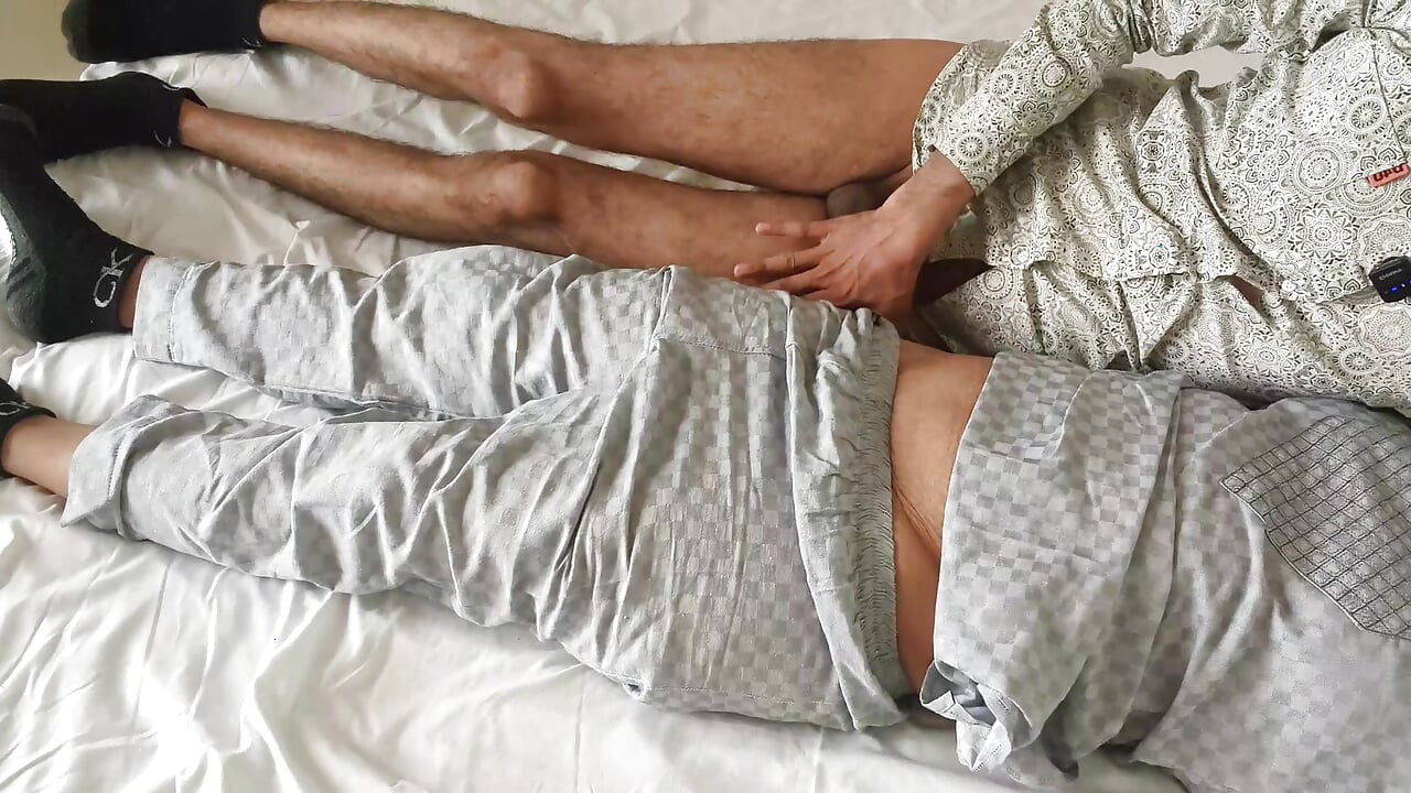 Pati ne apne patni ko romantic mood se chut ki chudai kiya aur chut ka maza liya . Indian desi village hindi viral sex videos