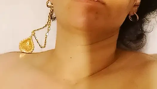 Amcığını yalayarak inliyor ve orgazm oluyor