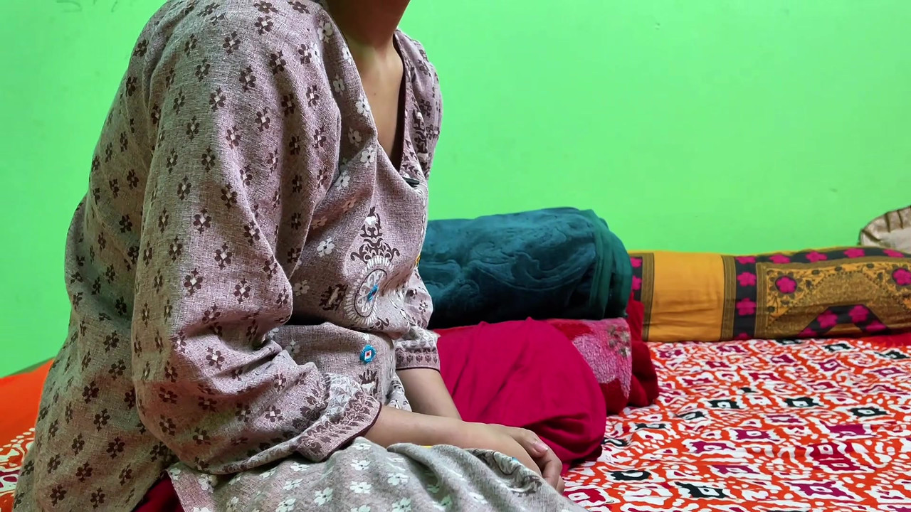 一个漂亮的新婚妻子被她的邻居性交