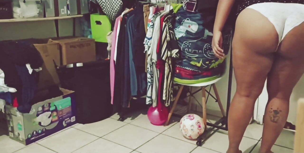 Femeie mare și frumoasă dolofană mexicană curățând camera