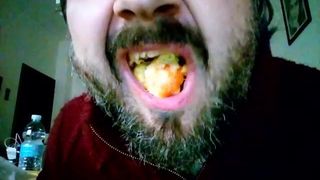 Kocalos - jedzenie chrupiącego jedzenia za pomocą wibratora
