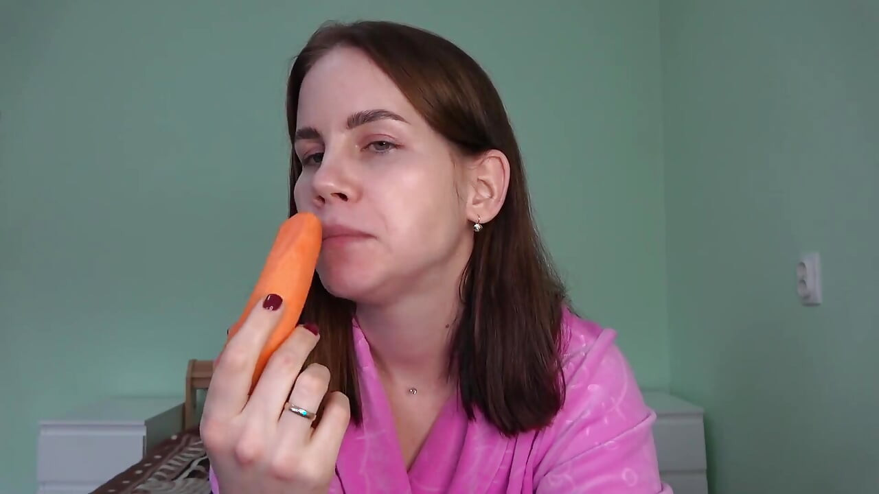 Hot Redhead Anna Gives a Blowjob and Gets a Cumshot