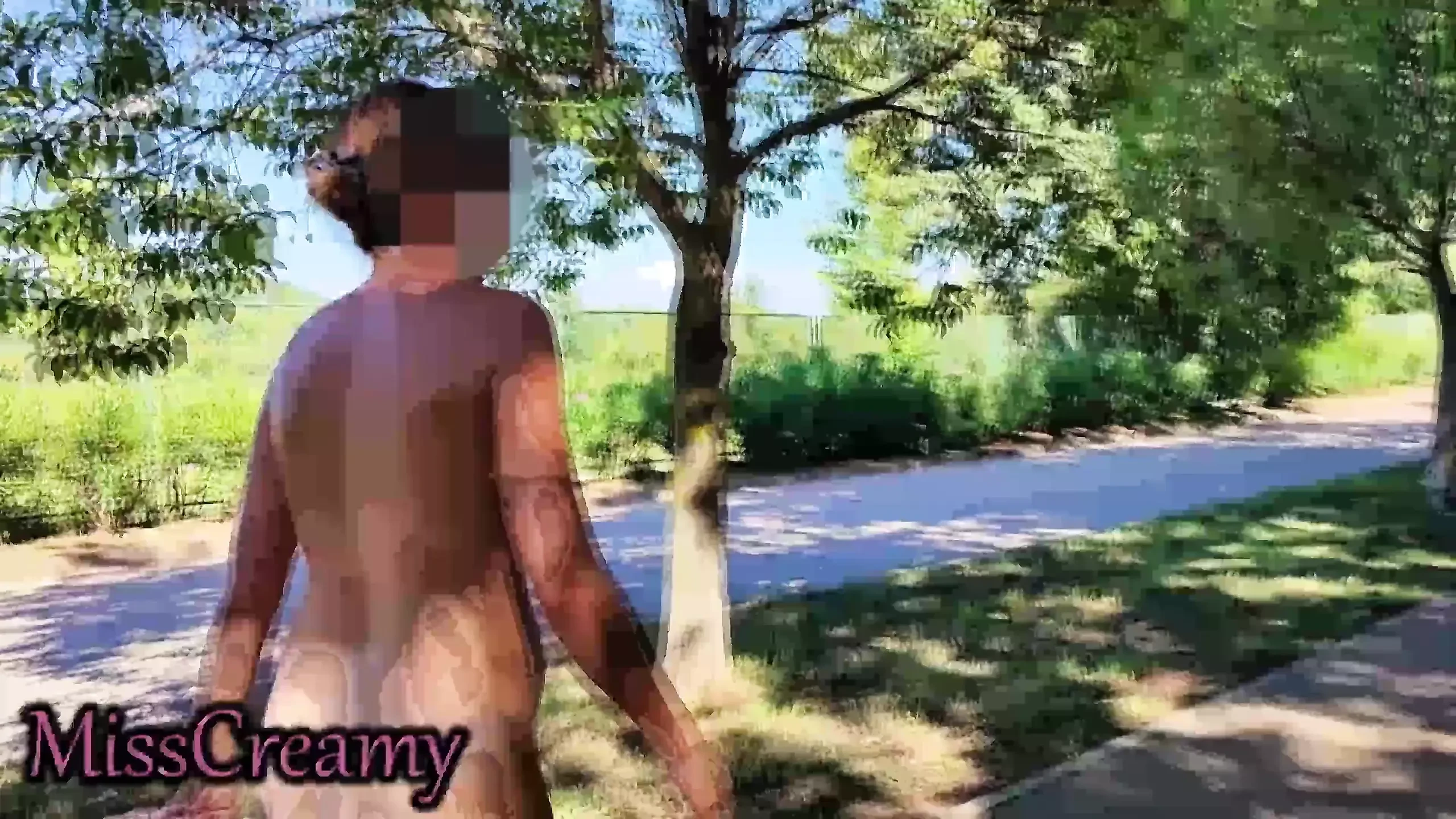 Muschi blankziehen - meine exhibitionistische ehefrau geht nackt auf der Straße, wo viele leute passieren - erwischt