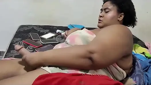 Futanari - ibu tiriku lagi asik muasin memeknya pakai dildo ukuran XL sampai muncrat banyak banget