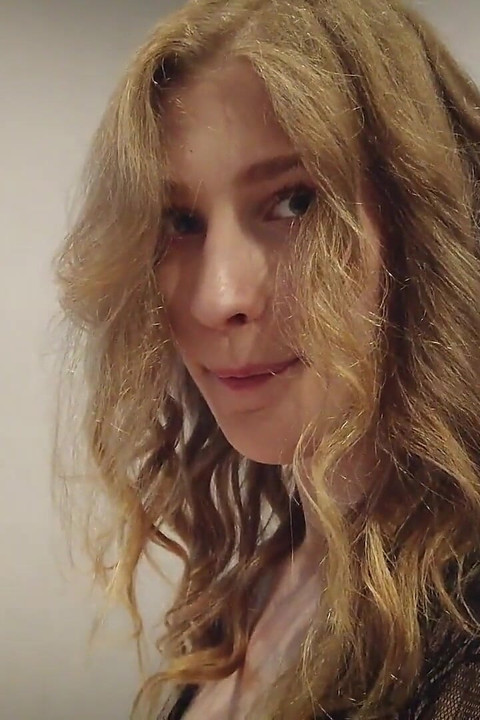 Glamurožni video sa mršavim modelom Blizard u providnom jutarnjem haljini