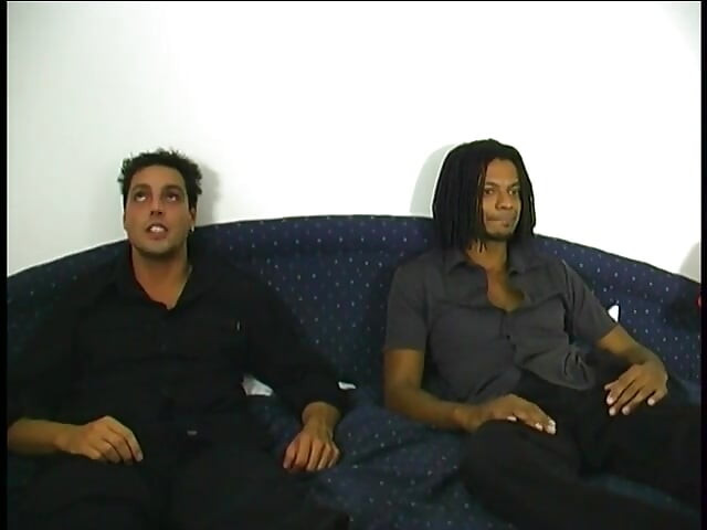 Dois caras com tesão fazem sanduíche preto e branco com suculenta loira