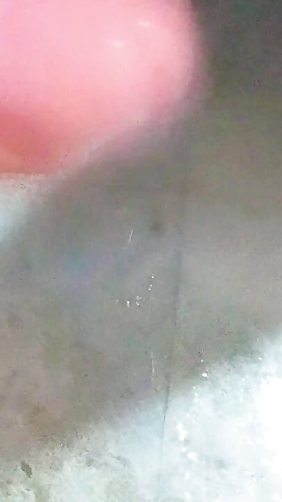 Pria India masturbasi di kamar mandinya hampir kepergok sama kontol monsternya
