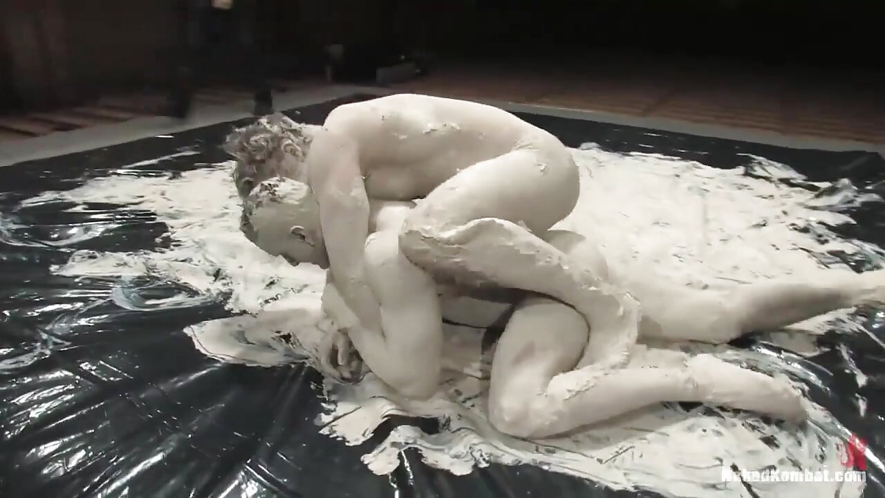 Colby Keller versus Dakota Rivers meciul noroiului