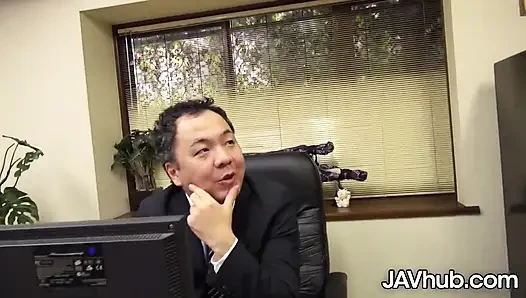 Возбужденная Анна Михаши развлекает босса до взрывоопасного оргазма