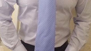 Overhemd en stropdas gespierde man