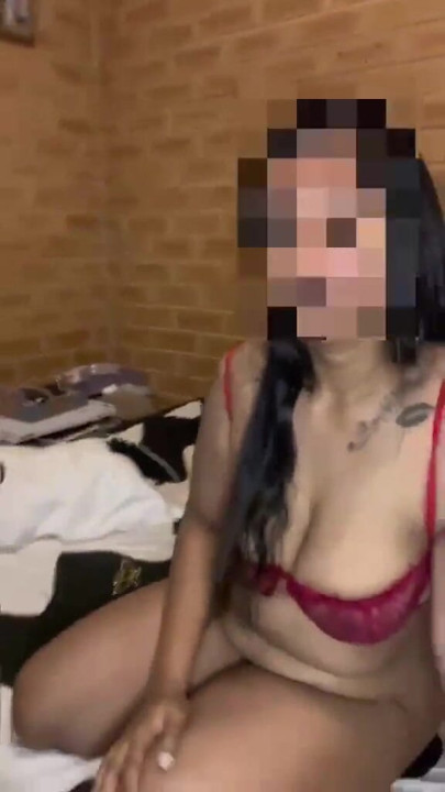 Sri Lankalı kız büyük yarak emiyor | Klip 1