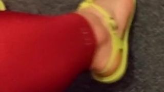 Usando sandálias de gelatina com leggings