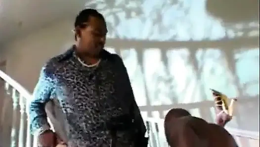 Büyük memeli zenci sürtük ıslak amını siktiriyor