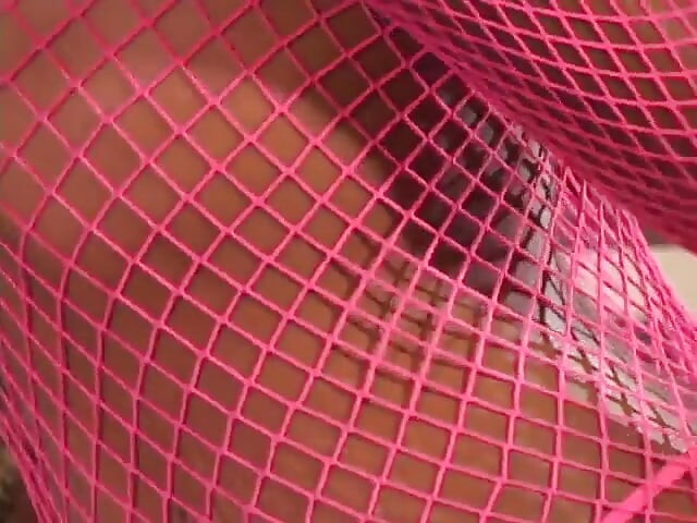 可愛的小妞穿性感內衣想炫耀她那漂亮的屁股