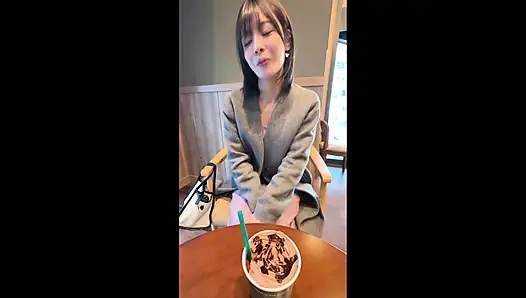 Bölüm 1 "Lütfen arka tarafı doldurun...!" Özel bir pratisyenle evlenen ince güzel evli kadın Umi (29), bekaretli bir kadın olmasına rağmen karşı koyamadı!