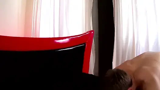 Kırmızı Kayışlı Bağlı Güzellik Kırmızı Yatakta Azdırıyor