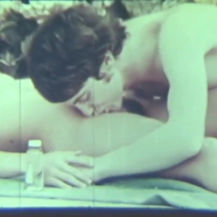 Yüzme havuzunun yanında açık havada ateşli klasik seks!