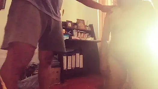 Seksi üvey anne Tina üvey oğlu için giyiniyor