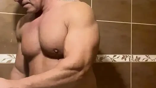 Çıplakken badroom'da sadece bir haus işi. çıplak duş