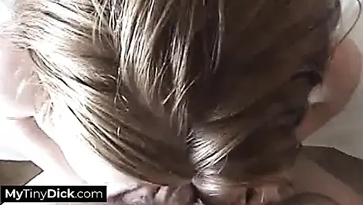 Ateşli bir fahişe erkeğinin küçük yarağını ağzına alıyor