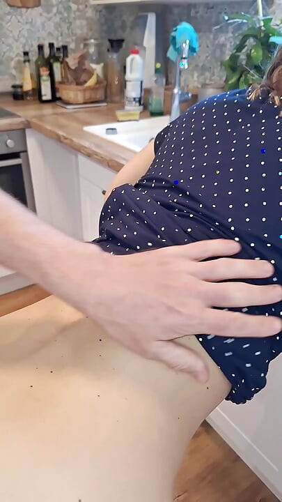 Cozinha dura fodendo milf gemendo muito enquanto esguicha, assfingering, lambendo e inserção de kitchenstuff