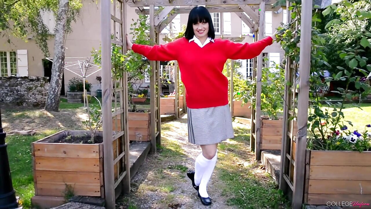 Video Red Uniform s Natahlia Steel