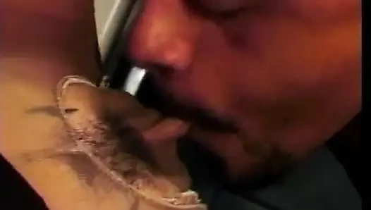 Büyük memeli beyaz orta yaşlı seksi kadın mutfakta ıslak amını yalatıyor