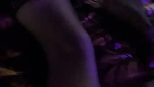 Elara играет с двумя большими черными членами-дилдо и получает сперму на пальцах ног в конце!