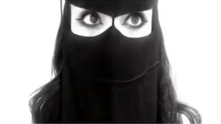 Jeune femme arabe en Hijab avec des yeux sexy 2