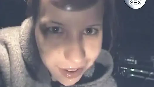 Gadis remaja jerman dengan memek yang ditindik dicrot sperma hangat di wajah imutnya