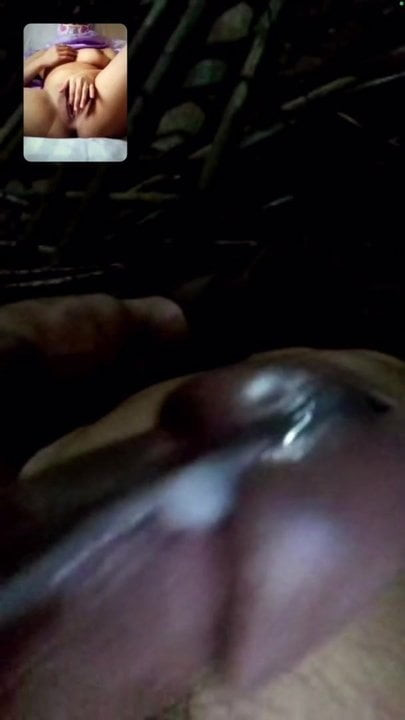 Un homme secoue sa bite jusqu'à ce que du sperme squirte aaaahhh