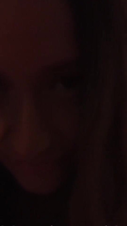 Käftande ögonblick från "Tonåring sexig slav extrem anal knullad inuti BDSM fängelsehål med creampie inuti rövhål POV"