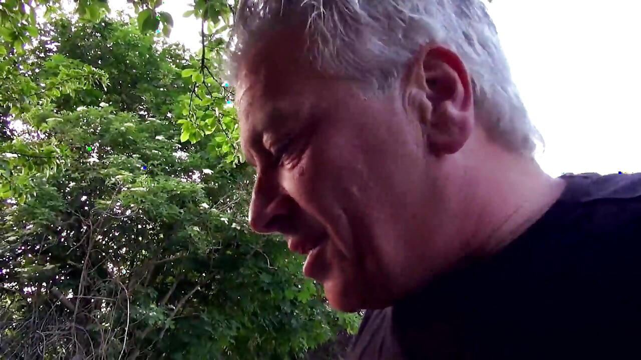 야외에서 두 남자와 섹스하는 예쁜 낯선 사람