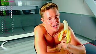Yummyy Bananaa - 크리스찬 레바인