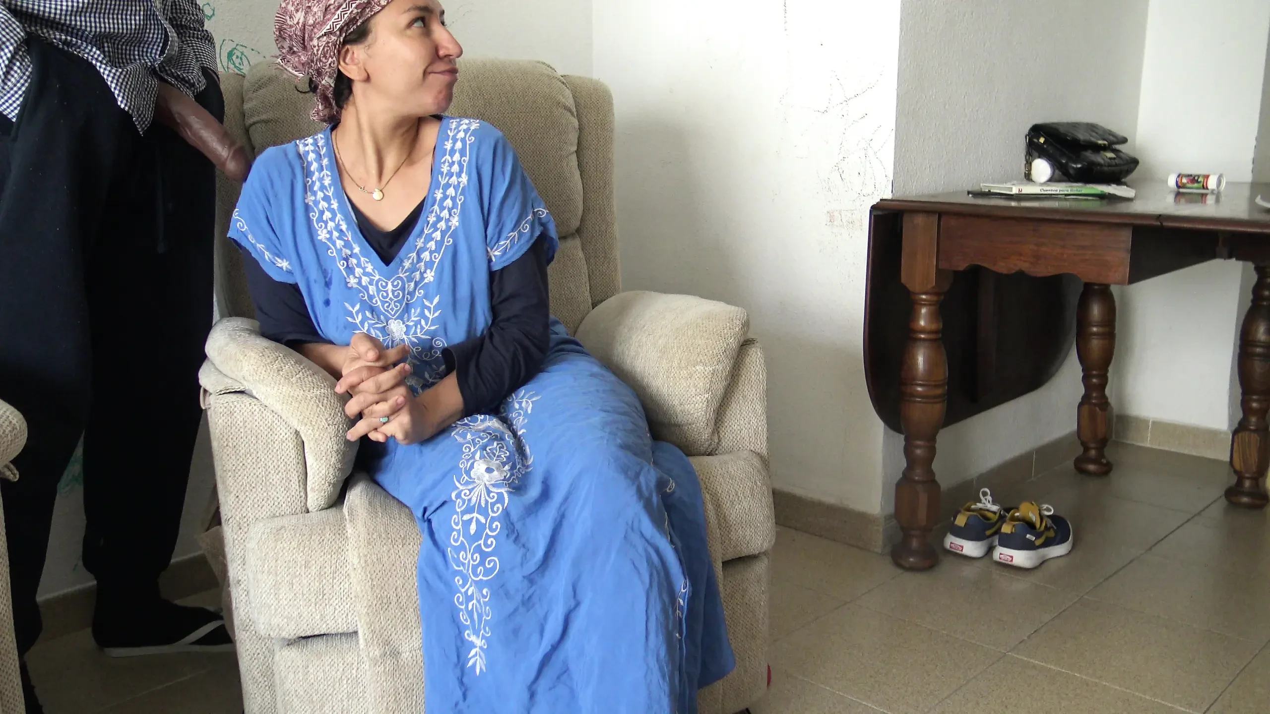 Türkische reife cuckold-ehefrau lässt afrikanischen einwanderer in ihren mund kommen