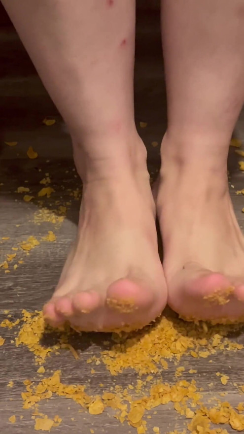 Food Crunching – uf Cereal mit blosse Füess trampe (ASMR)
