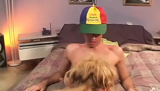 Büyük memeli sarışın amcık domalma pozisyonunda sikişiyor... ağzına boşalma