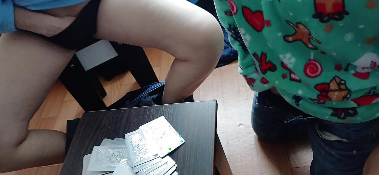 משחק הקלפים החשפני גרם לנו להתרגש כל כך שלא יכולנו להתאפק משלישייה