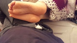 Gf mostra sola, pés e dedos do pé no meu colo