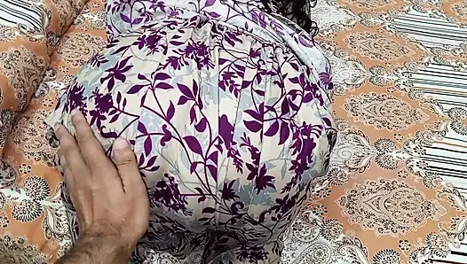 Hintli evli kadın bu elbiseyi giymek için izin istiyor