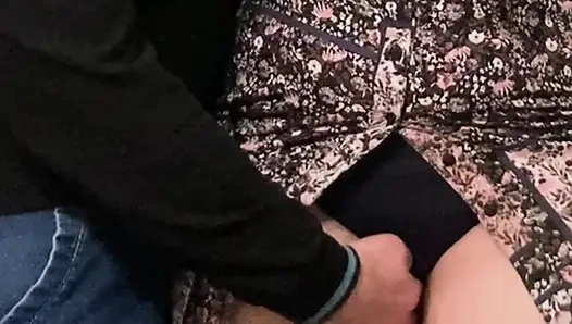 Sexy MILF bekommt ihre Klitoris in einer U-Bahn gerieben