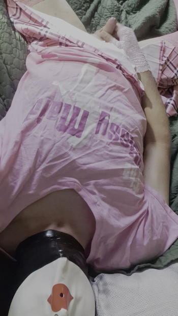 Crossdresser Nicole se igra sama sa sobom