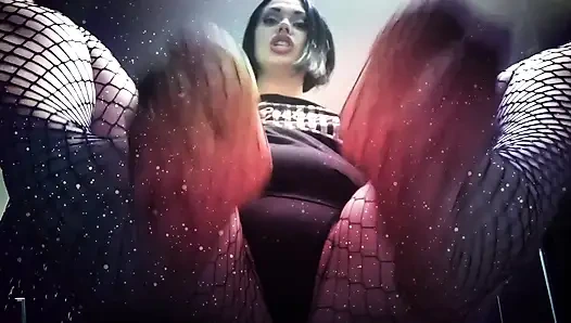 Kamu lemah untuk kakiku dengan stoking jala JOI