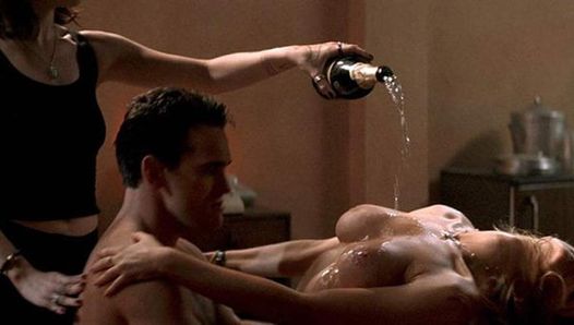 Denise Richards e Neve Campbell fazem sexo a três no scandalplanet
