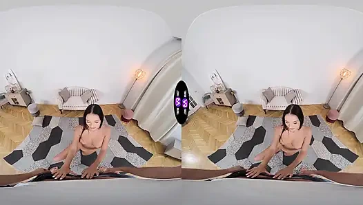 Чувак долбит Milena Ray после того, как заметил ее голую киску - TmwVRnet